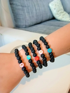 Lávový náramek s písmenem